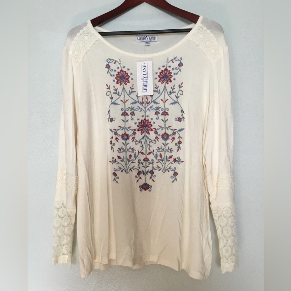 NWT Liberty Lane Top Embroidered Lace Cuff